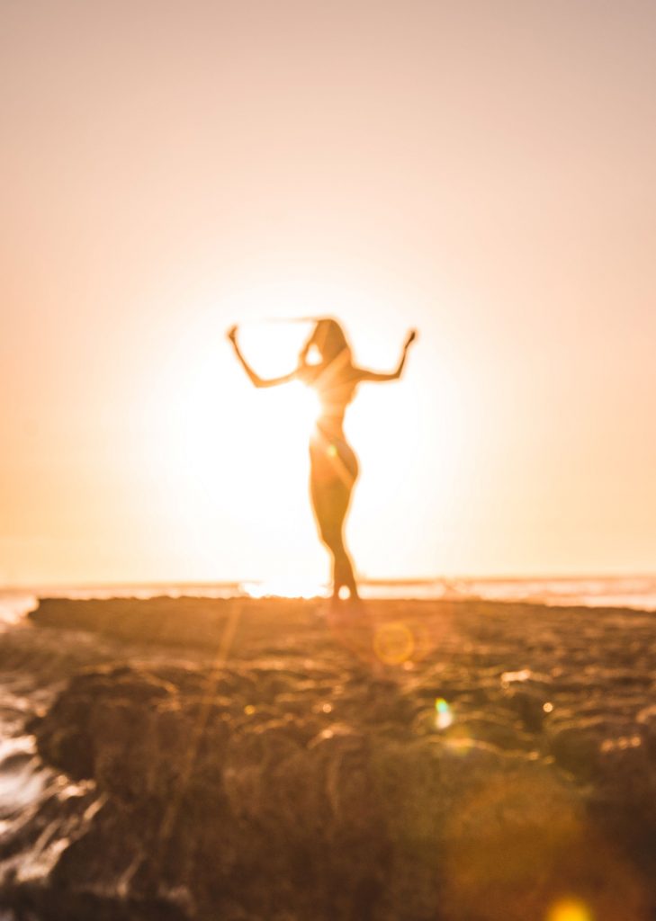 Monochrome Gegenlicht Fotoaufnahme einer tanzenden Frau am Meer