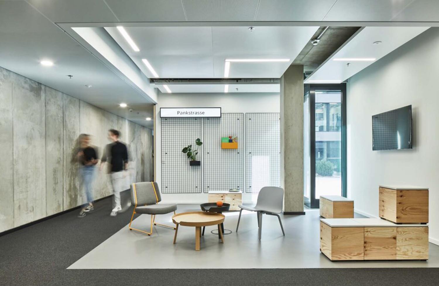 Activity Based Working Konzept mit Multi-Use-Modulen auf offener Bürofläche