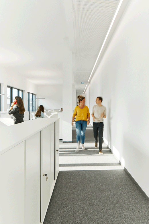 Ein offen gestalteter Büroarbeitsplatz, der komplett in weiß eingerichtet ist