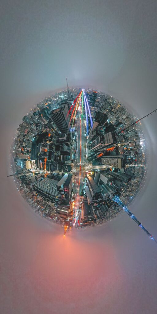 Fisheye-Visualisierung einer Großstadt mit vielen Wolkenkratzern und bunten Lichtern