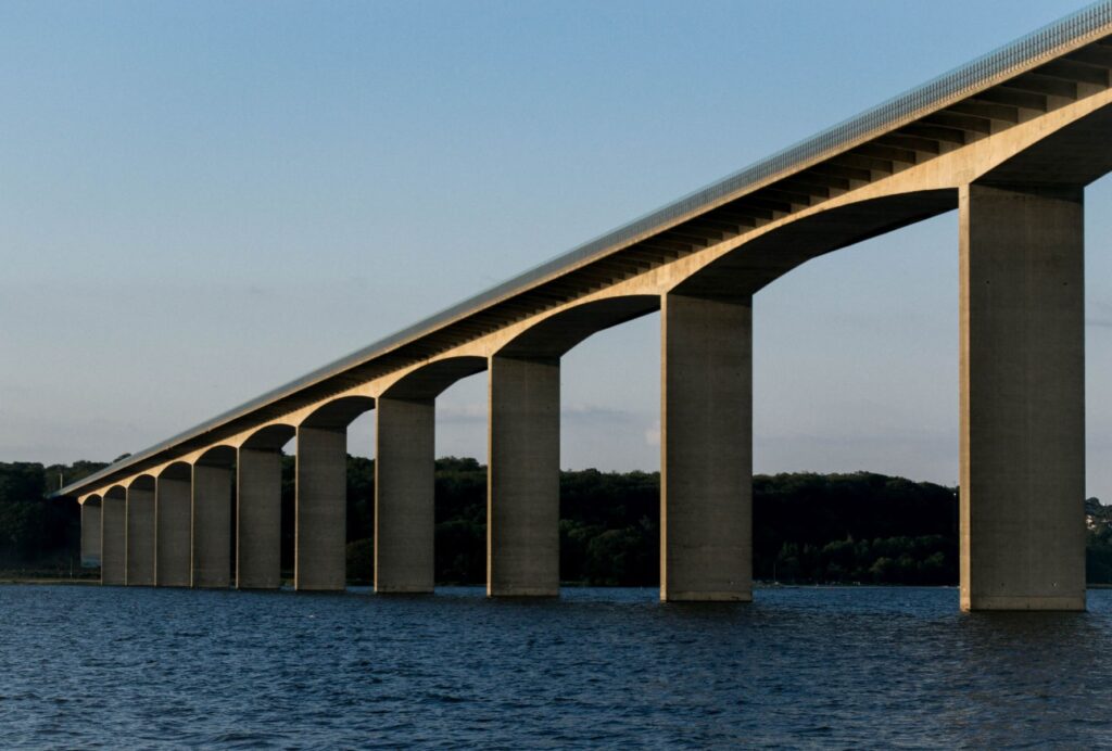 Imposante Brücke über einem See mit vielen Pfeilern