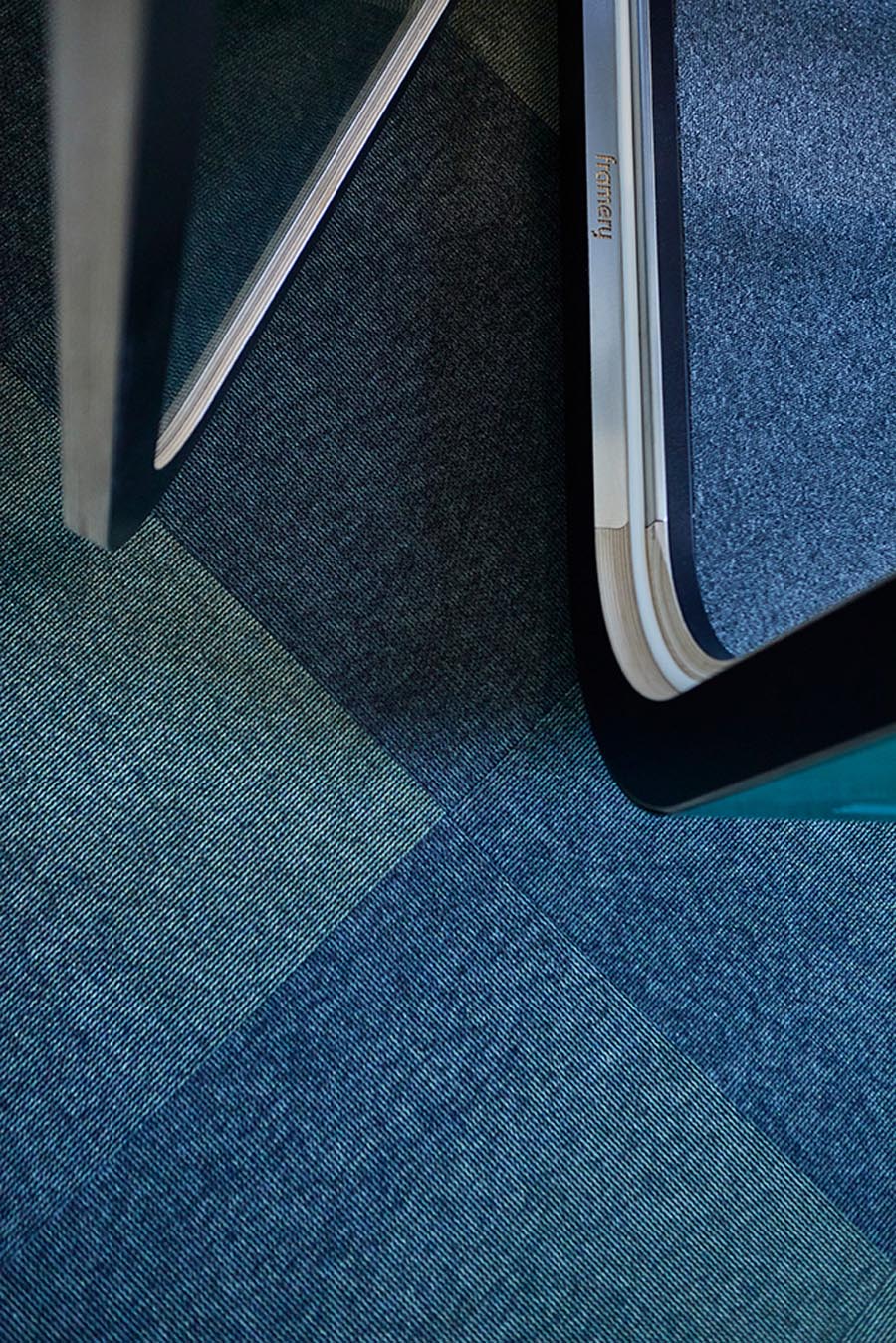Teppich im Schachbrettmuster in Blautönen bei LinkedIn in München