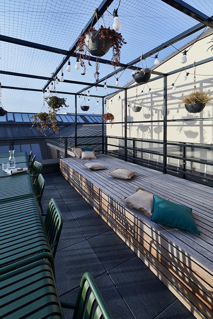 Gemütlich gestaltete Dachterasse auf dem Gebäude von LinkedIn in München