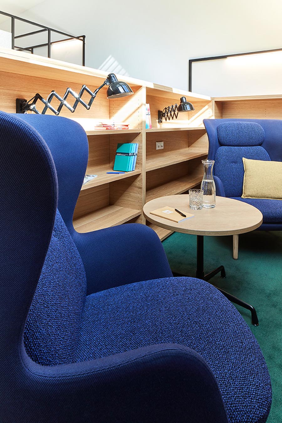 Gemütlicher Meetingbereich mit Holz und blauen Sesseln bei LinkedIn München