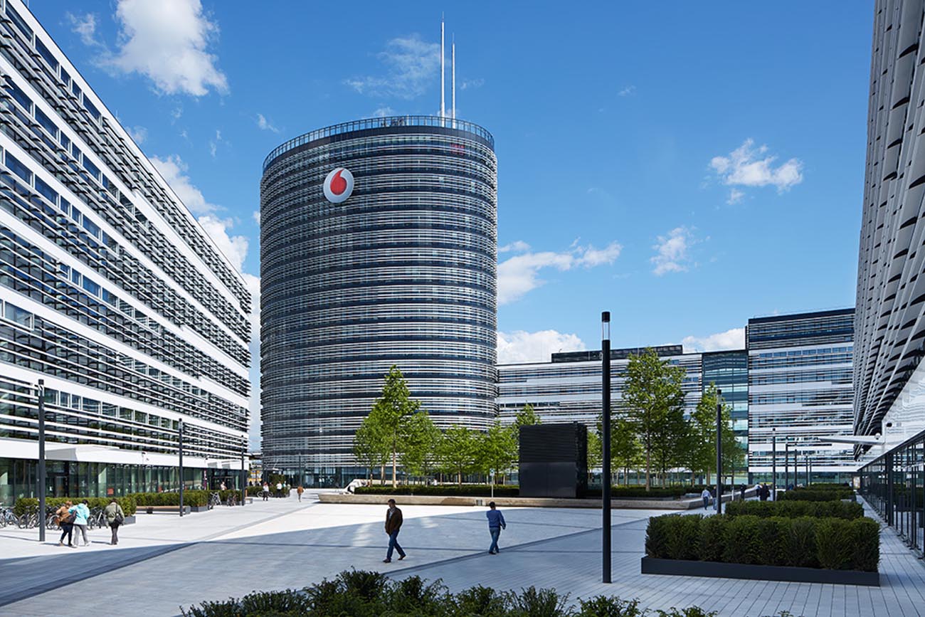 Vodafone Campus mit Hauptgebäude in der Mitte