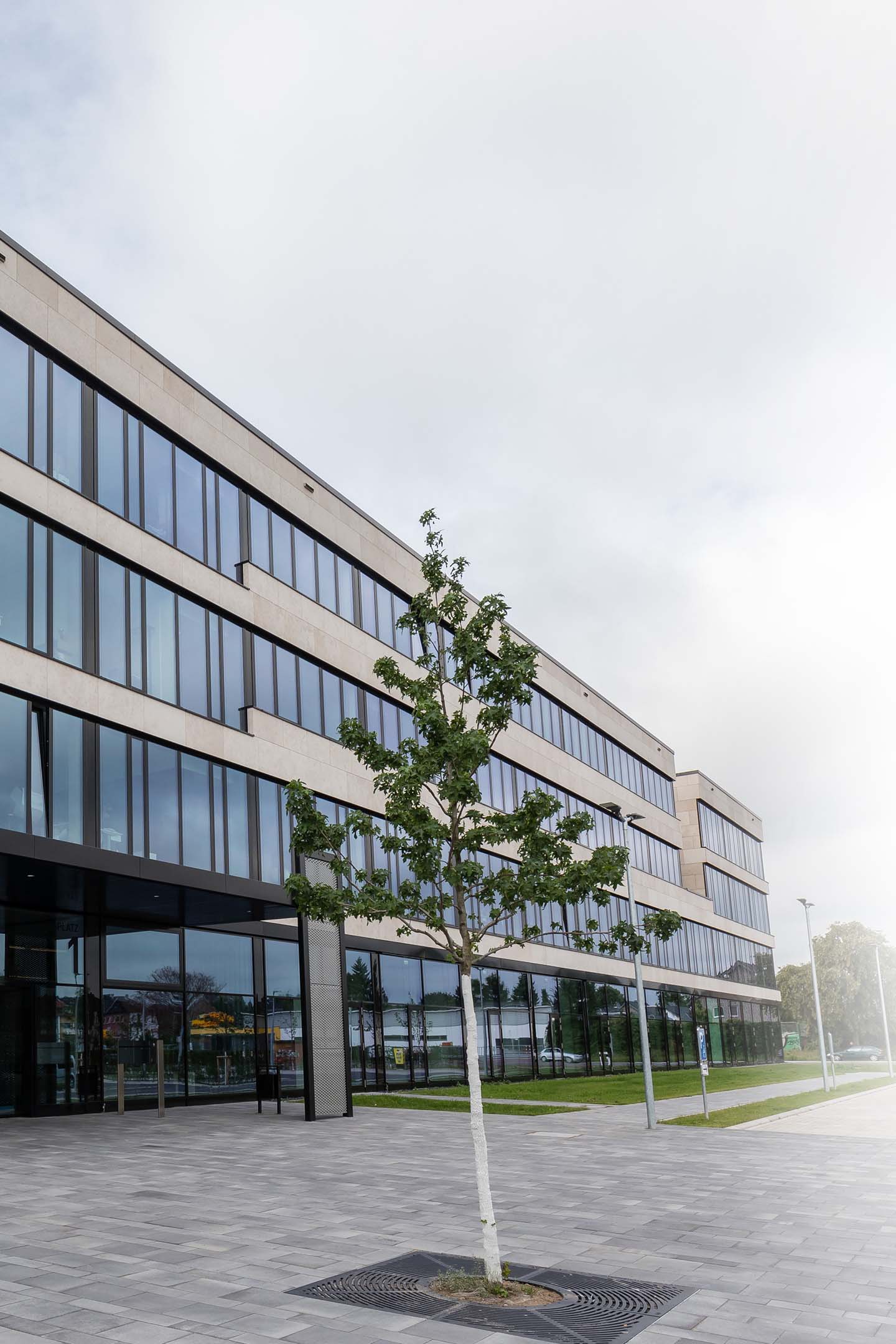 Außenansicht des Edeka Unternehmensitzes in NRW mit vielen Fensterfronten