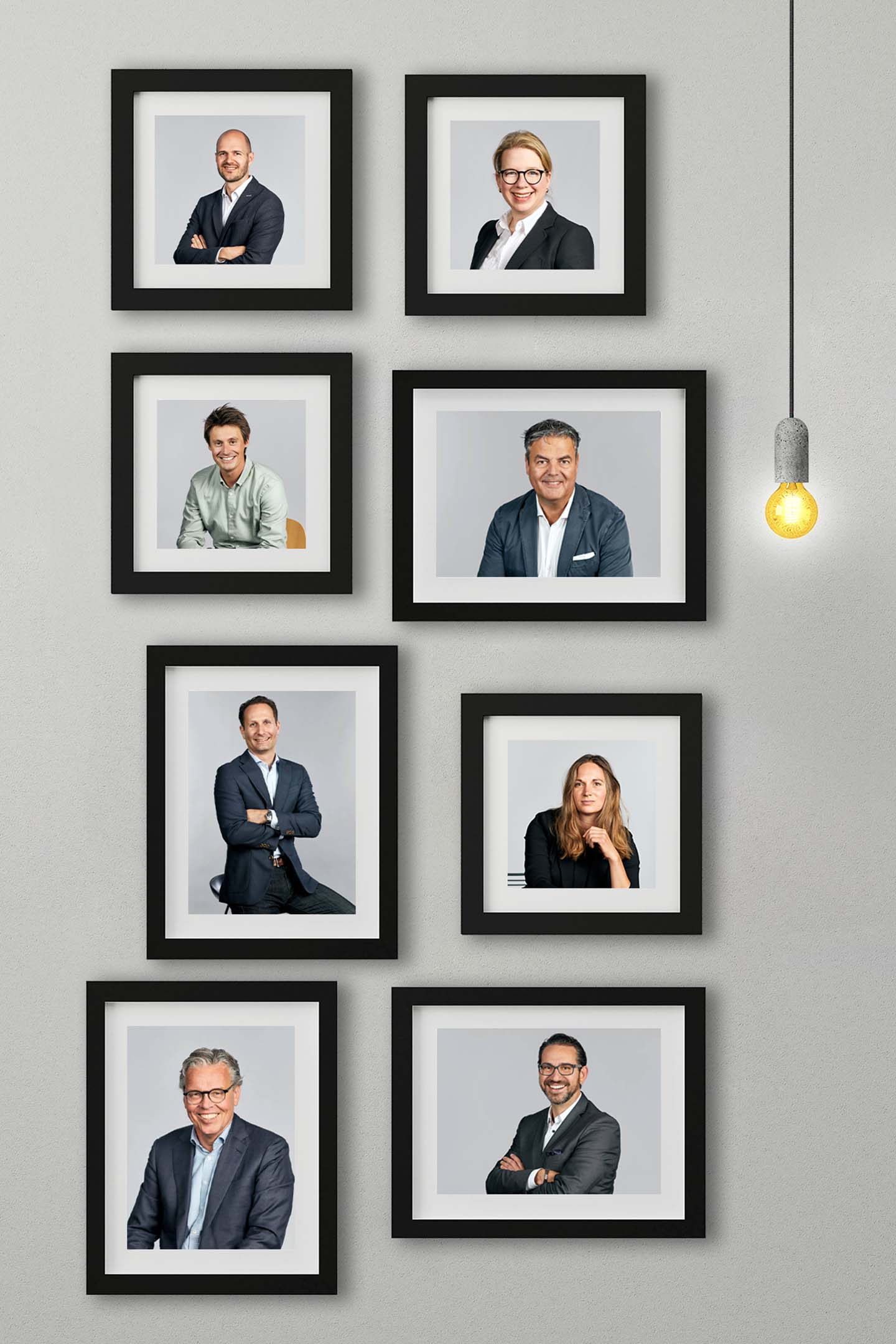 Schwarz eingerahmte Bilder an einer Wand zeigen das combine Leadership Team