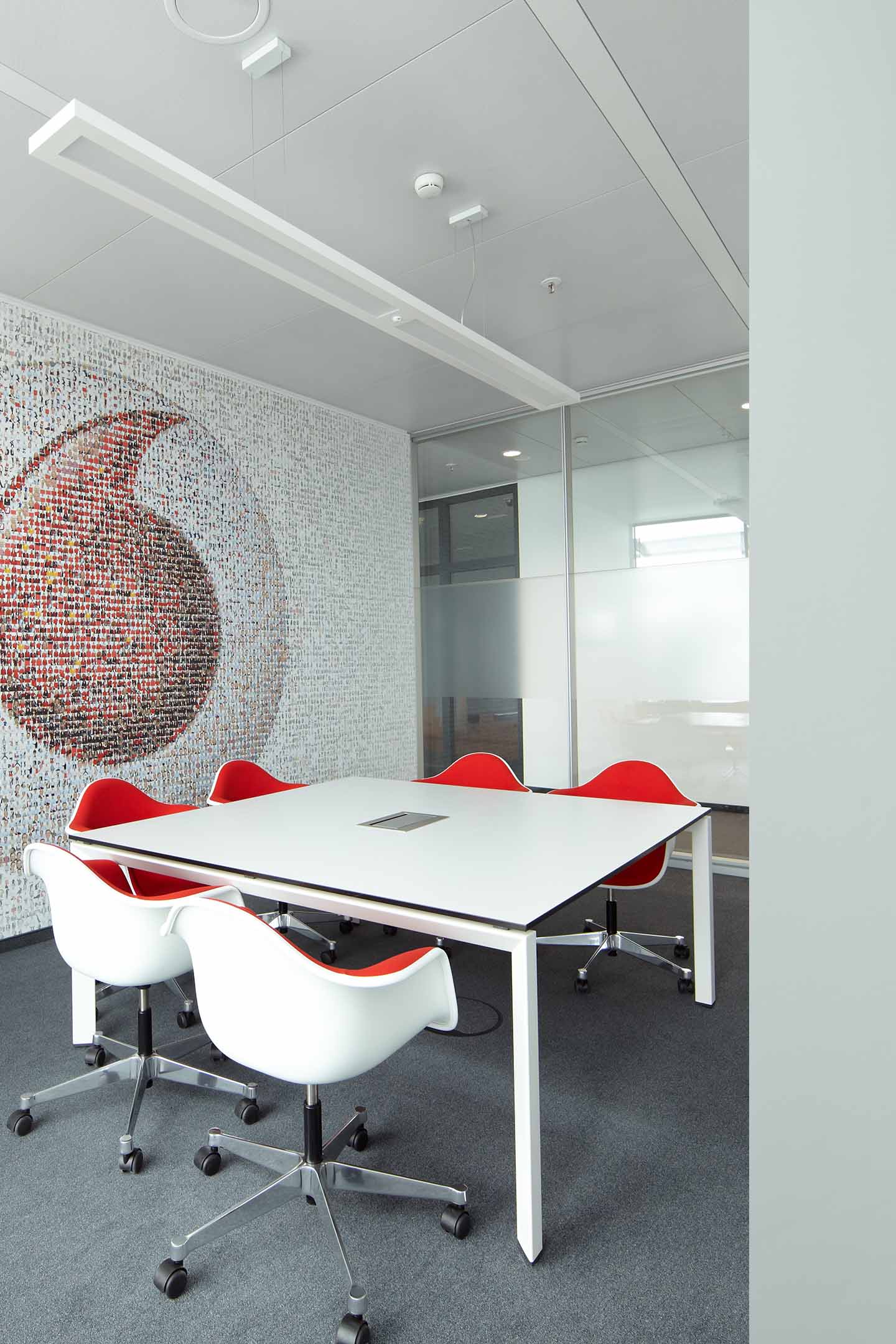 Ausschnitt eines Besprechungsraums am Vodafone Campus mit roten Akzenten