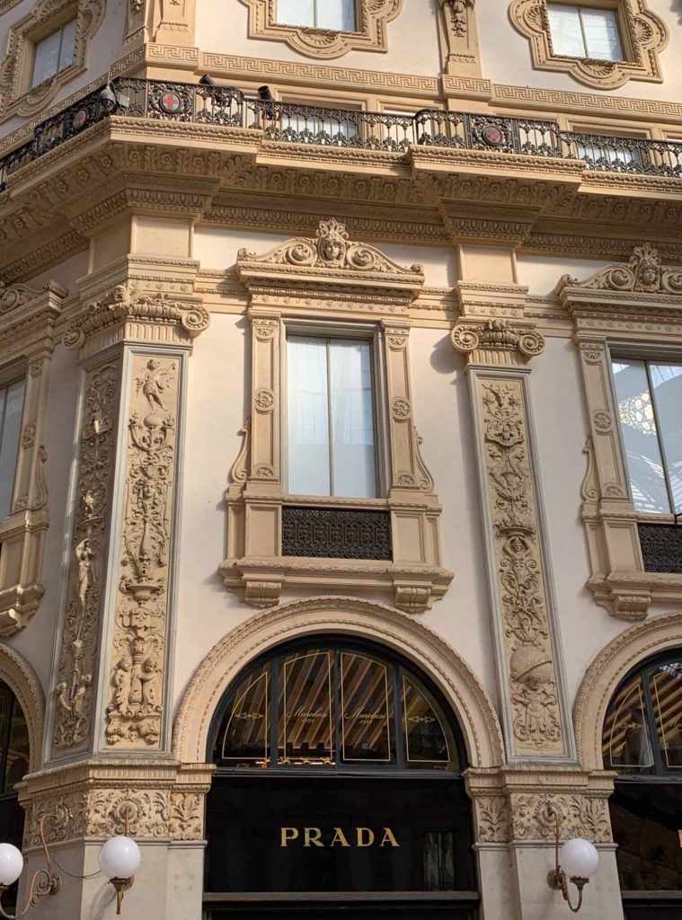Historisches Gebäude mit aufwendiger Fassadenverzierung beherbergt die italienische Modemarke Prada als Mieter