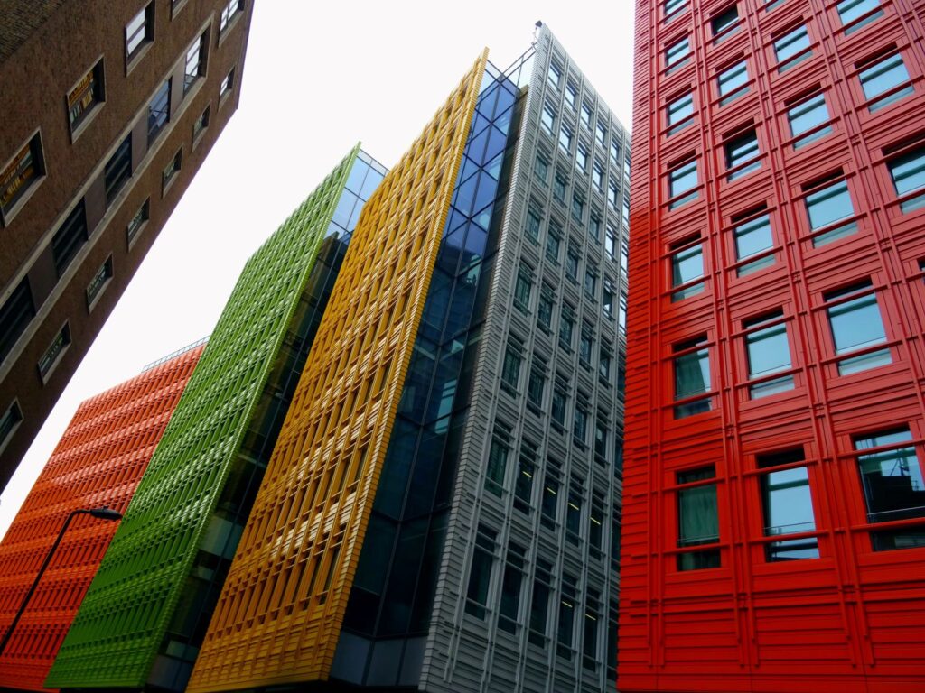 Gebäude in Rot Grün Gelb wirken wie Tetris-Bausteine nebeneinander