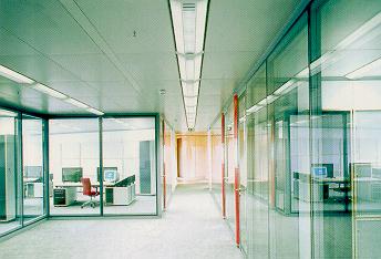 Büros mit gläsernen Trennwänden und Boxenhafter Anordnung