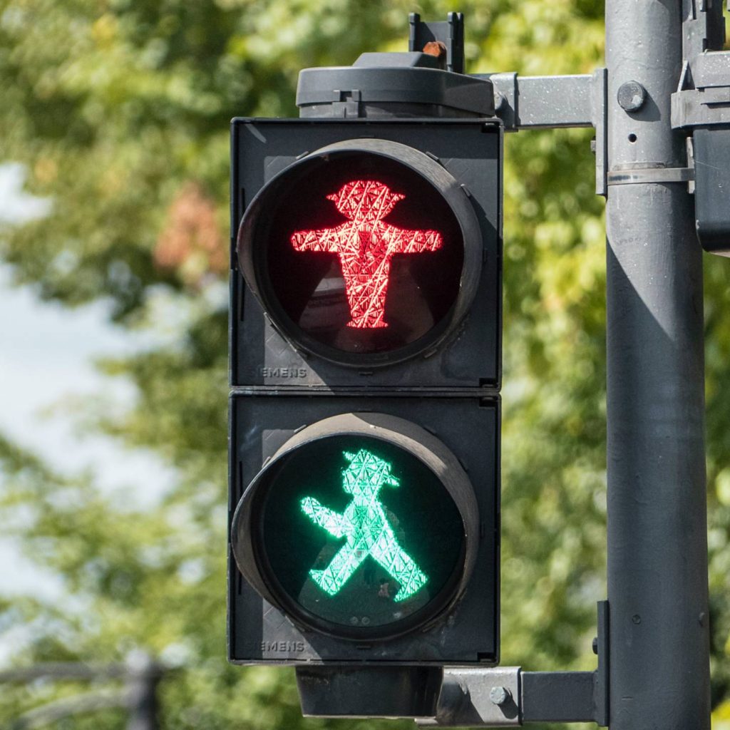 Eine Fußgängerampel zeigt zeitgleich ein rotes und ein grünes Ampelmännchen