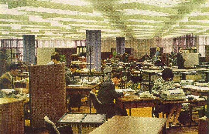 Altes Foto eines Großraumbüros aus den Sechziger Jahren