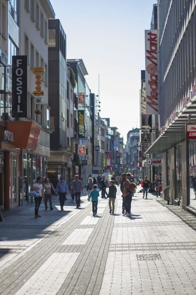 Einkaufsstraße mit Fußgängerzone und zahlreichen Geschäften aber nur wenigen Menschen