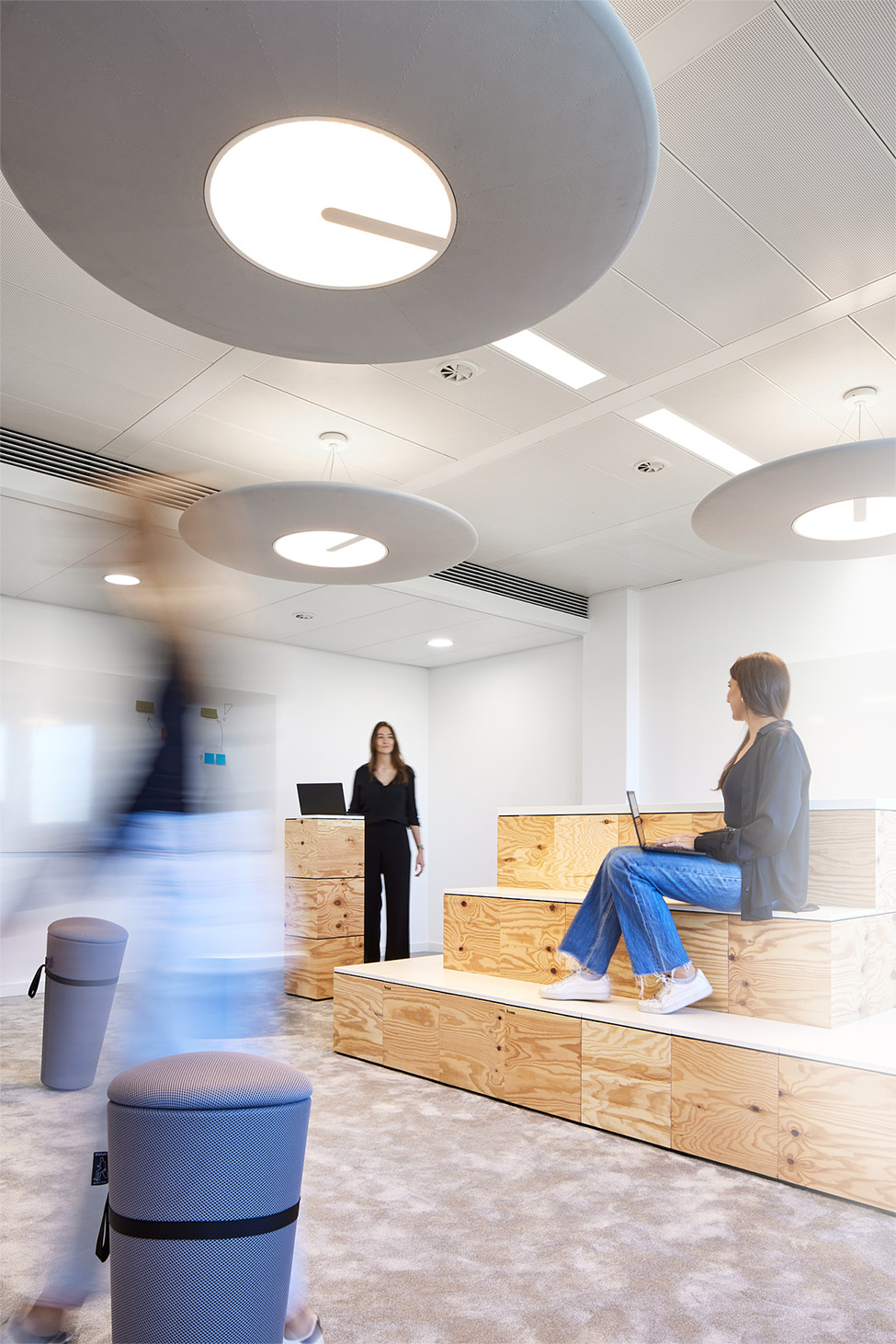 Foto einer modernen Besprechungsfläche in den neuen Büros von Ventum in München mit Mitarbeiterinnen