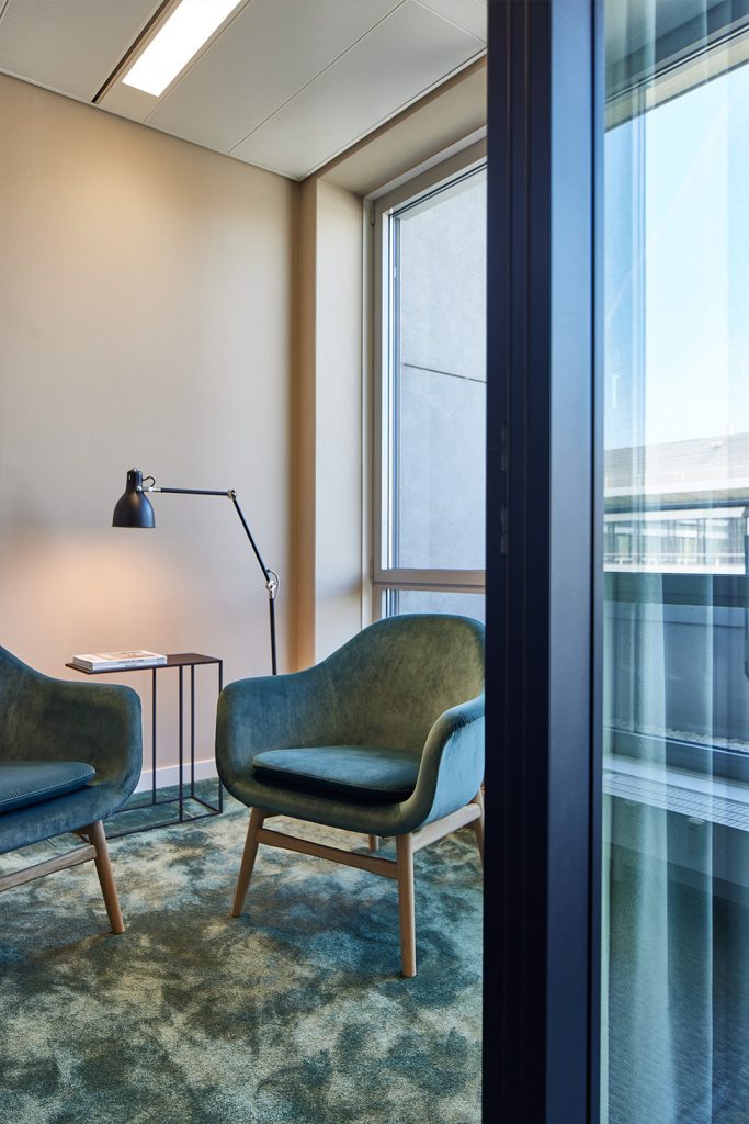 Foto einer modernen Besprechungsecke oder eines Rückzugsortes innerhalb der neuen Büroflächen von Ventum in München