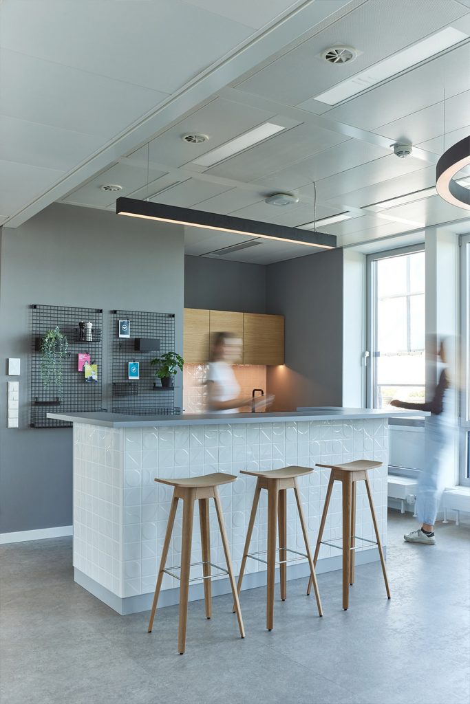 Foto einer Kitchenette innerhalb der neuen Büroflächen von Ventum in München mit Mitarbeitenden
