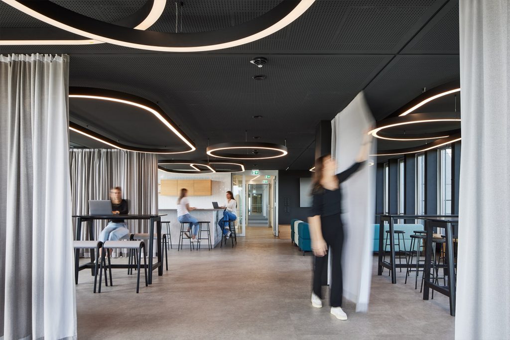 Foto der neuen Bürofläche von Ventum in München mit Mitarbeitenden
