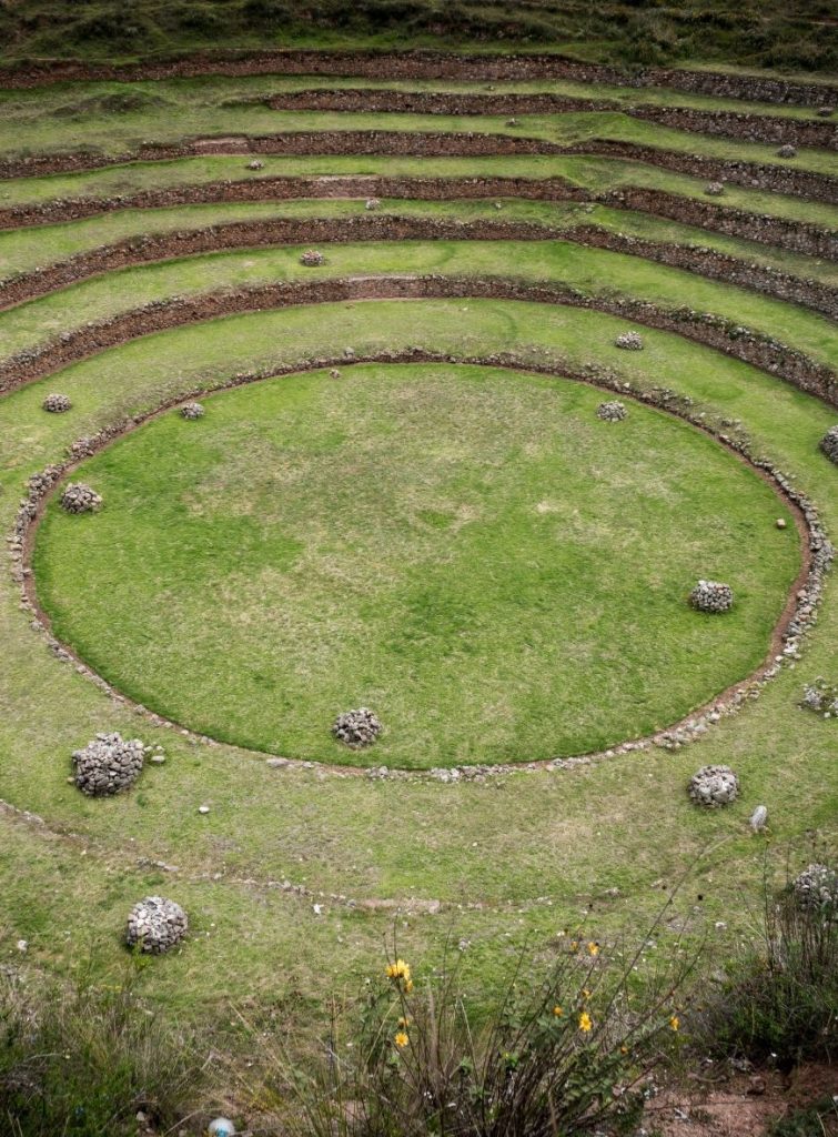 Fotoausschnitt eines alten, sehr rudimentären Amphitheaters aus Steinen und Rasen, kreisrund angelegt