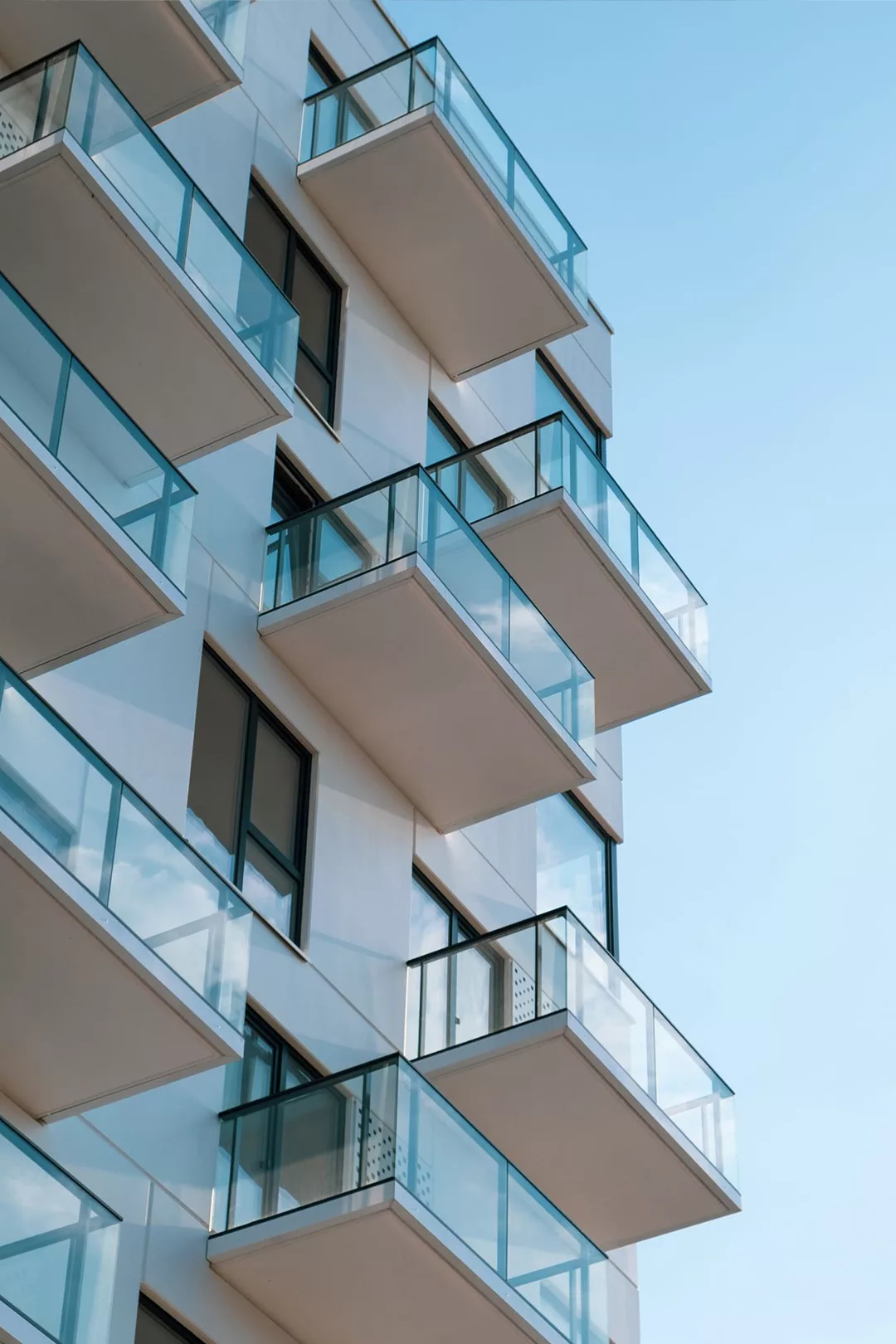 Foto eines modernen Hauses mit vielen Glasflächen und gläsernen Balkonen