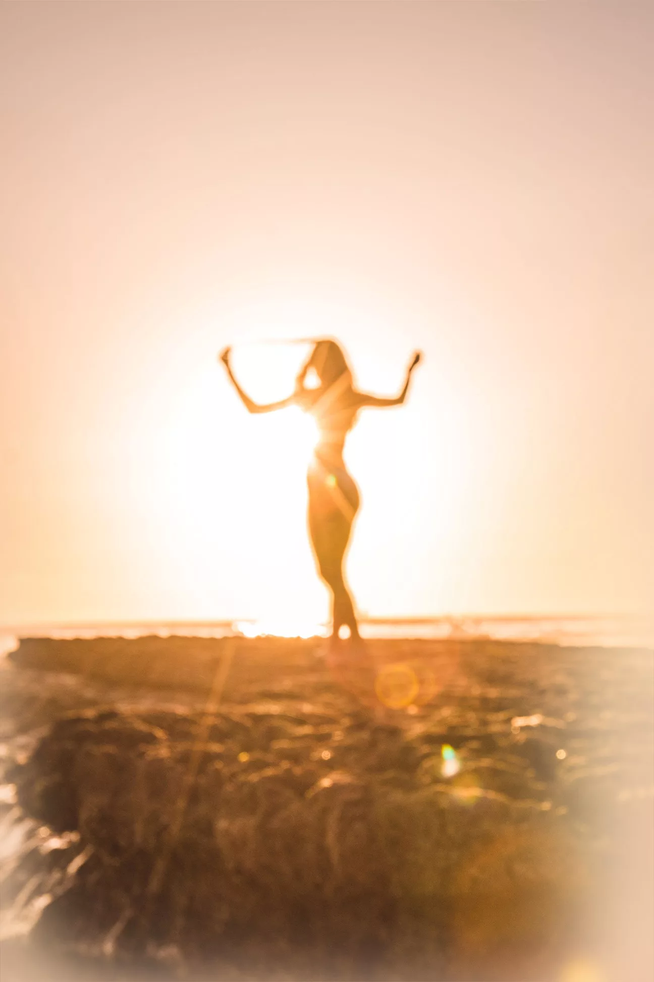 Monochrome Gegenlicht Fotoaufnahme einer tanzenden Frau am Meer