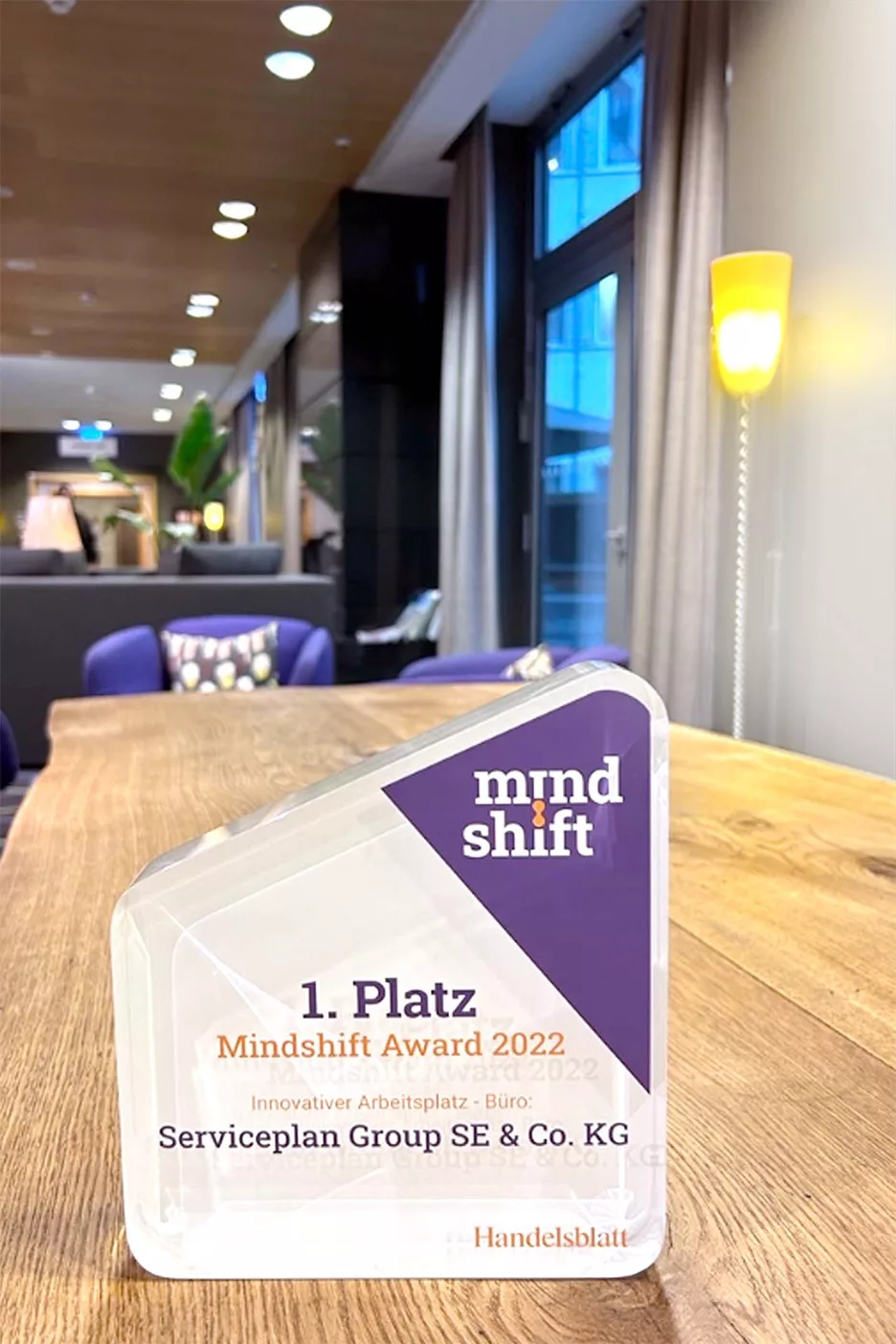 Der 1. Platz beim Mindshift Award 2022 ging für den innovativen Arbeitsplatz an Serviceplan - dieser steht plakativ und gut sichtbar im Gemeinschaftsraum