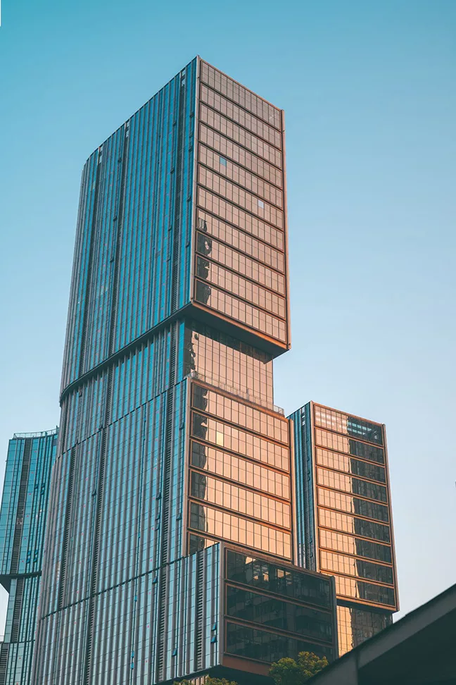 Ein riesiges Bürogebäude, das sich von der Straße aus in den Himmel erstreckt