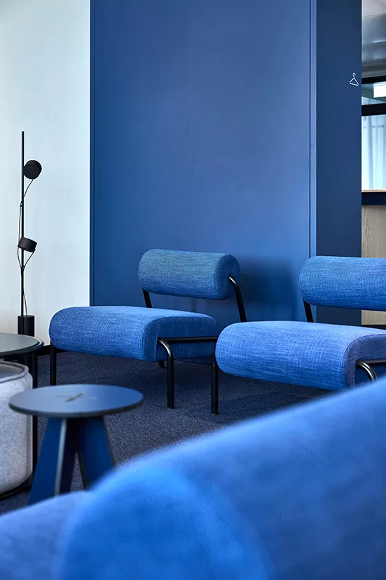 Rückzugsfläche bei der ZBI mit blauer Wand blauen Sesseln und Hockern