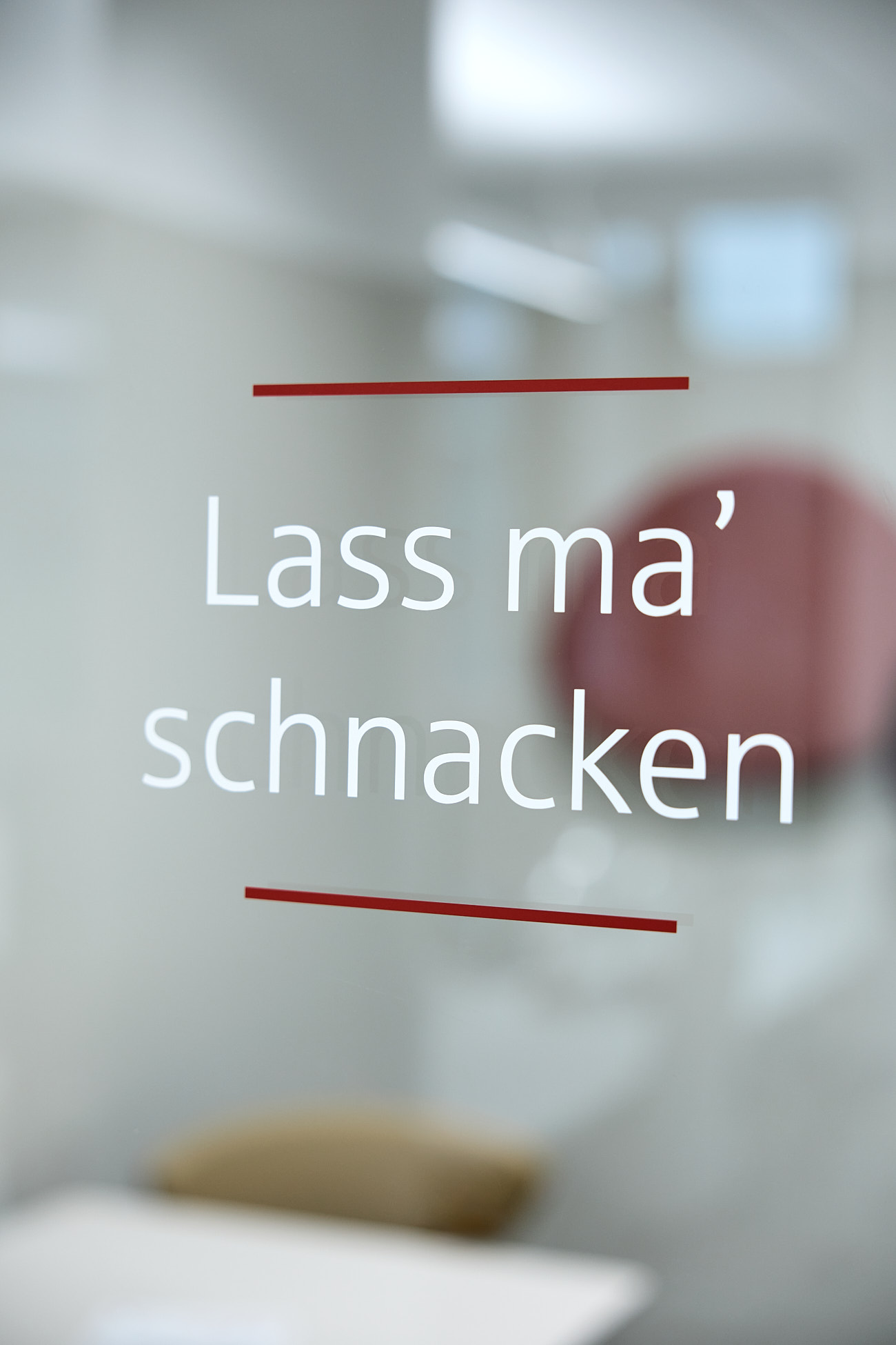 Glastür auf der "Lass ma' schnacken" steht.