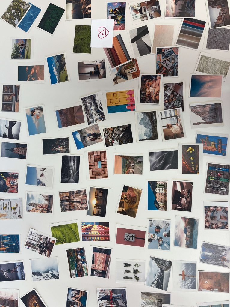 Verschiedene Bilder hängen durcheinander an einer Wand